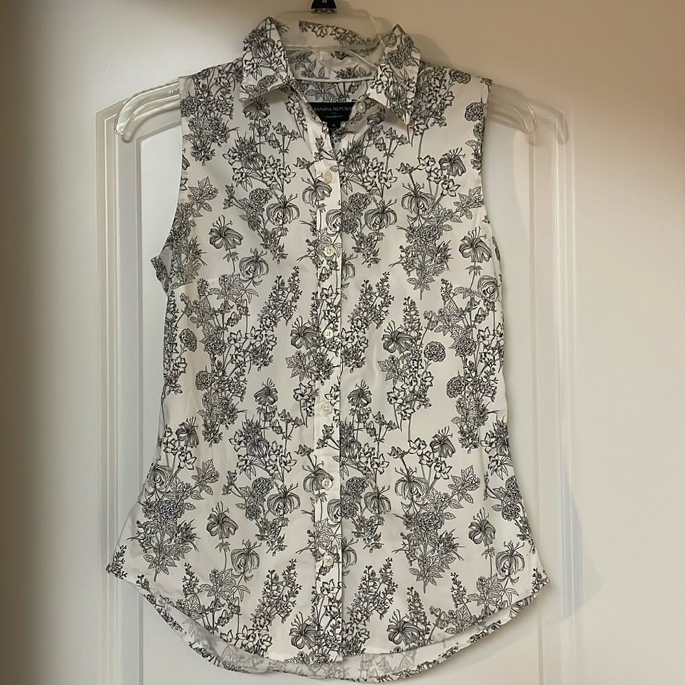 Banana Republic sleeveless collared button up shirt